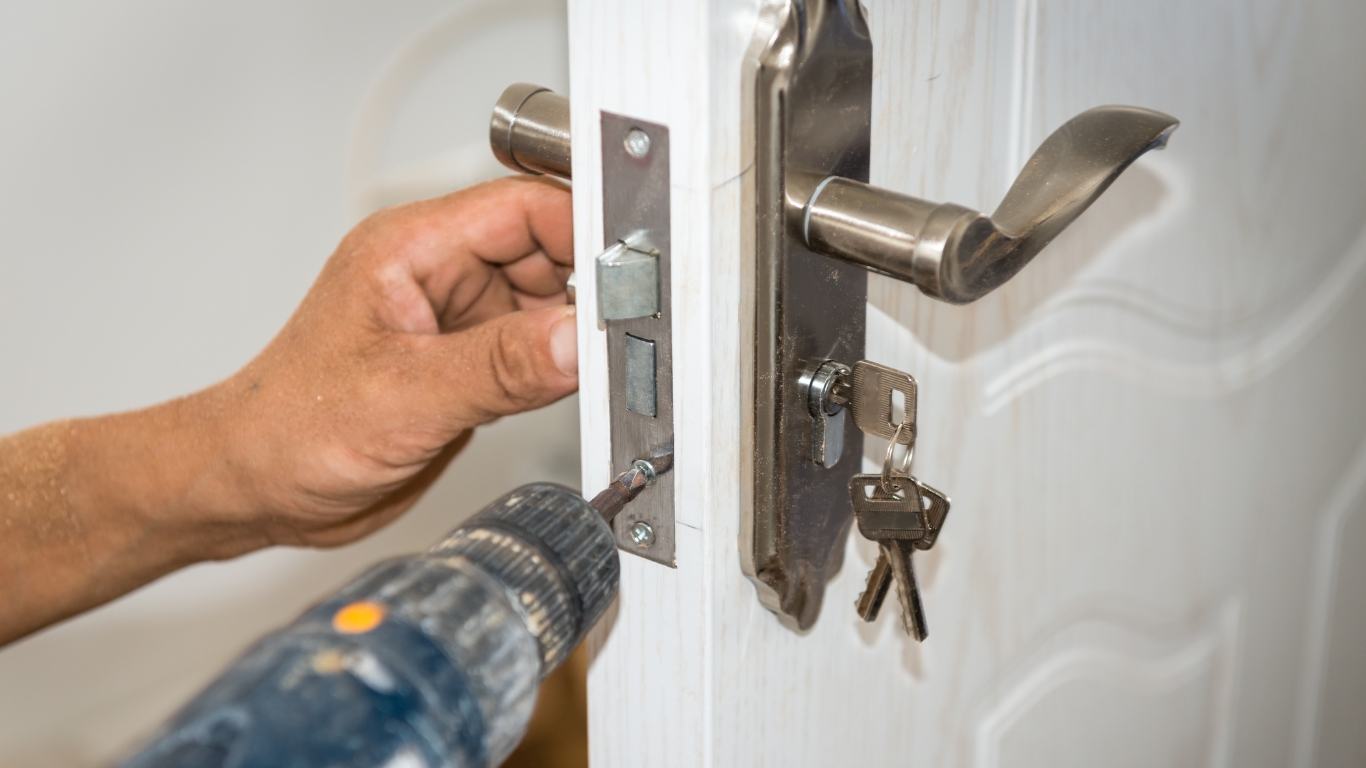 CRÉMONES, SERRURES, POIGNÉES